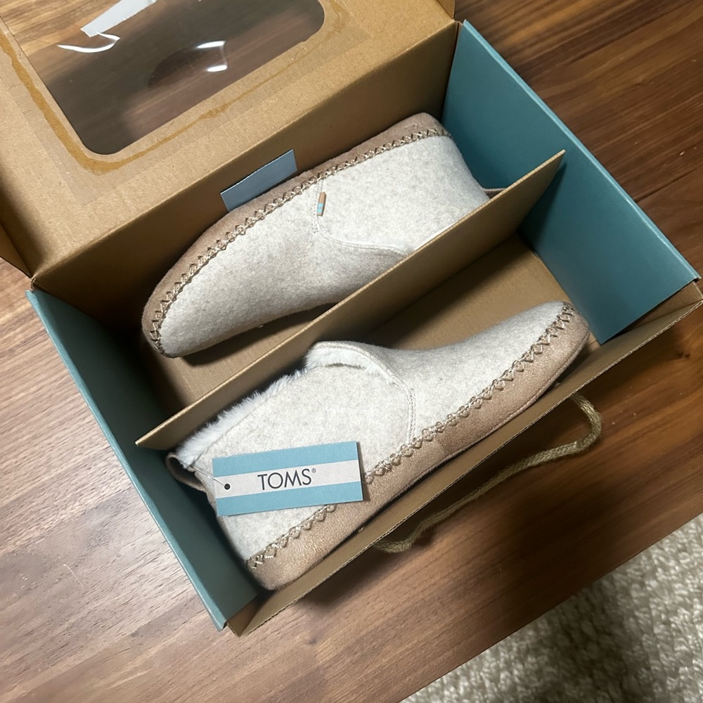 NWT Toms slippers